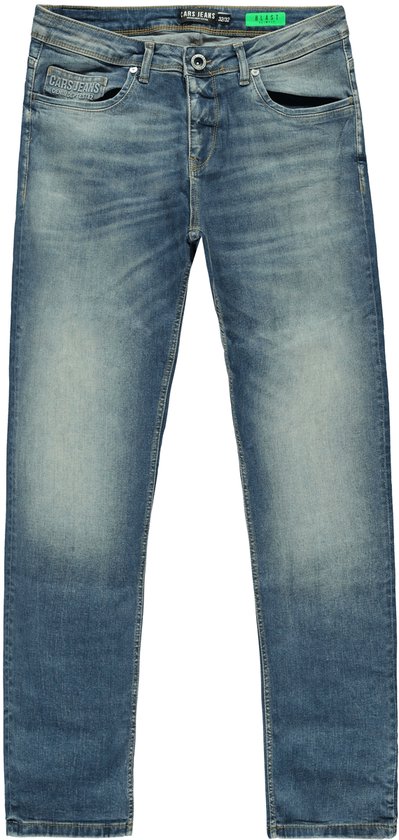 Voorkant van een blauwe spijkerbroek met een licht vervaagd effect en een groen label in de tailleband.