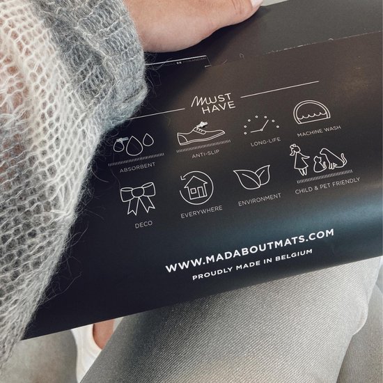 Zwarte verpakking met Mad About Mats logo, 'Must Have' pictogrammen: absorberend, anti-slip, lange levensduur, wasbaar, deco, overal, milieu, kind & diervriendelijk.
