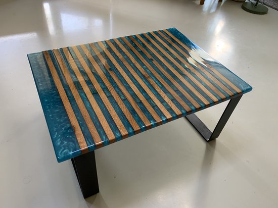 salontafel / kunstobject eikenhouten latten met turquoise epoxy en zwart gecoat stalen frame