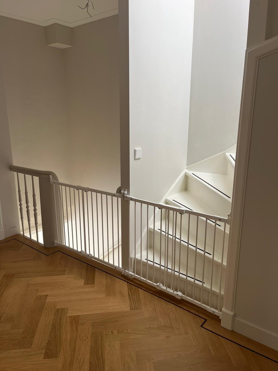 Vooraanzicht van de deuren en trappen op de gevel van een oud gebouw