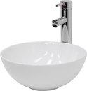 Lavabo rond blanc en céramique avec un robinet chromé brillant, isolé sur fond blanc.