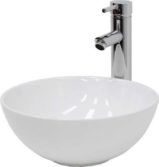 Lavabo rond blanc en céramique avec un robinet chromé brillant, isolé sur fond blanc.