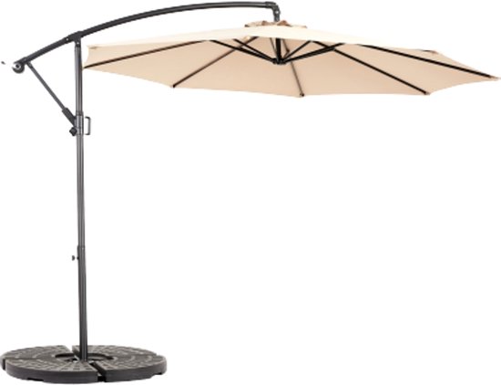 Kaki zweefparasol, half geopend, met gebogen zwarte paal en ronde voet.