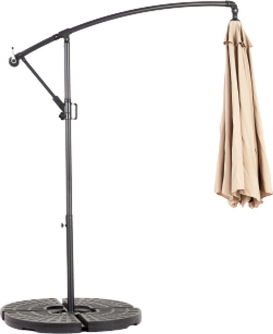Grote, khaki kleurenpalaplu met een gebogen, zwarte paal en een ronde, zware voet. De paraplu is gesloten.