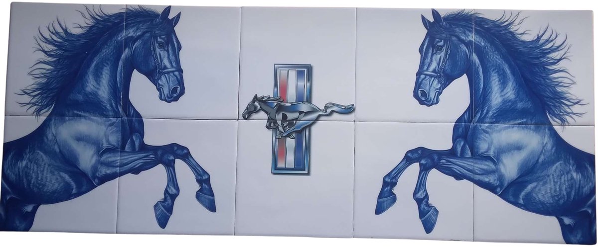 MadDeco Nederlands fabrikaat Mustangs met Mustang embleem op plateau van 10 tegels Friese Witjes 13 x 13 cm per tegel