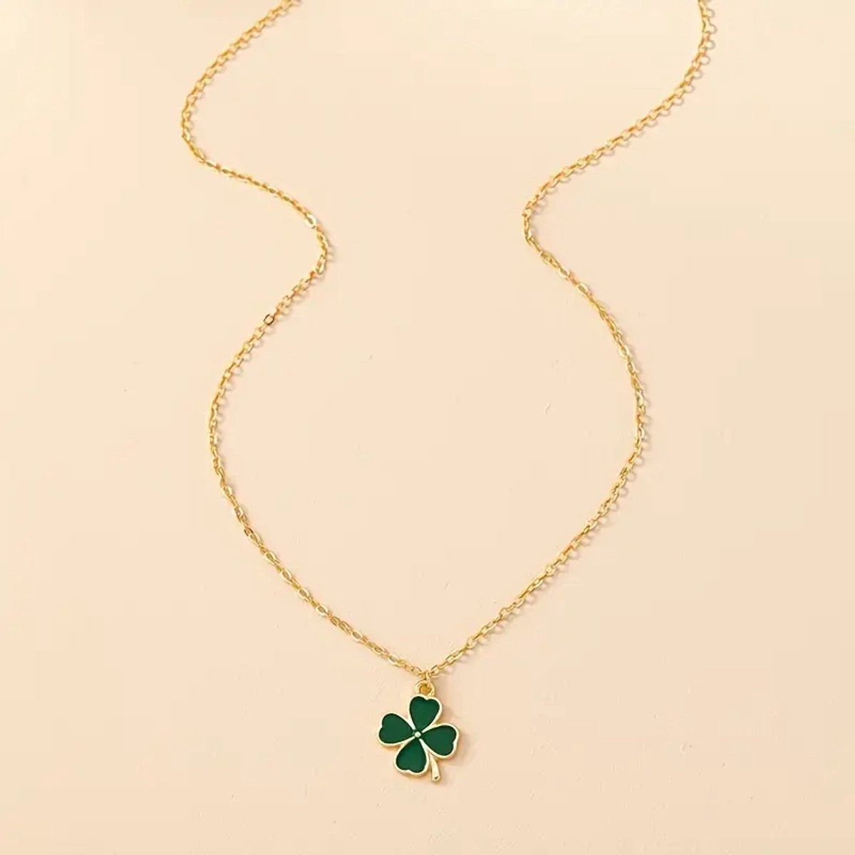 Gouden ketting met groen klavertje