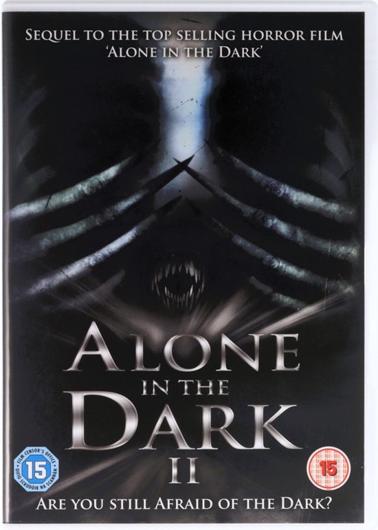 Voor- en achterkant van de dvd-hoes van "Alone in the Dark 2" met een griezelige figuur en de titel.