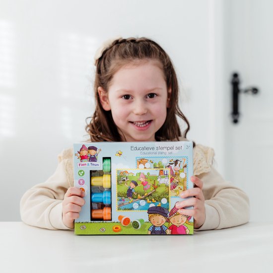Meisje met een Fien & Teun educatieve stempel set.