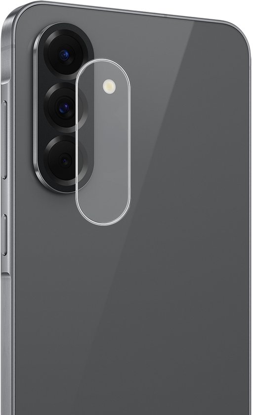 Transparante cameralensbeschermer geplaatst op de camera van een donkergrijze Samsung Galaxy A36.