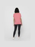 Coralroze t-shirt met omgerolde korte mouwen, gezien vanaf de achterkant.