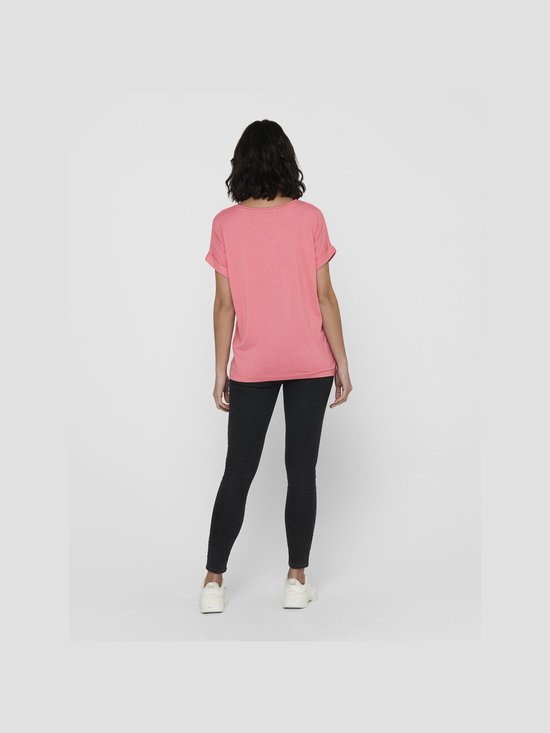Coralroze t-shirt met omgerolde korte mouwen, gezien vanaf de achterkant.