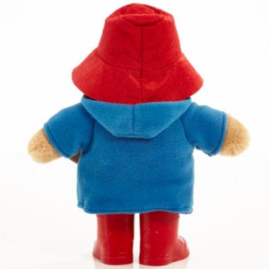Paddington Beer knuffel van achteren gezien, met blauwe jas, rode hoed en laarsjes.