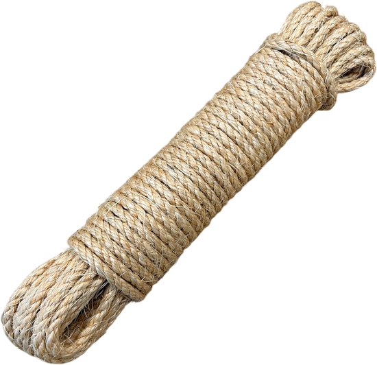Een rol natuurlijk sisaltouw van 6 mm breed, met een zichtbare vezelstructuur.