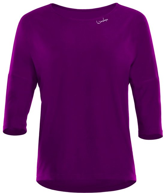 Paarse sporttop met driekwart mouwen en een wijde hals. De top heeft een kleine tekstprint op de linkerschouder.