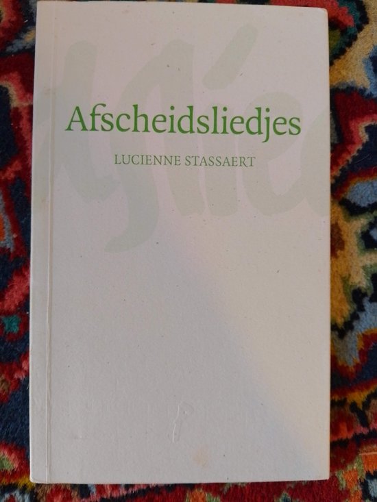 Een lichtgekleurd boek met de titel 'Afscheidsliedjes' in groene letters, geschreven door Lucienne Stassaert.