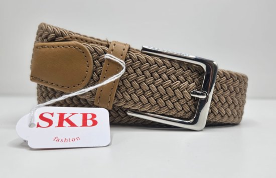 Beige gevlochten elastische riem met leren lus, zilverkleurige gesp en SKB fashion label.