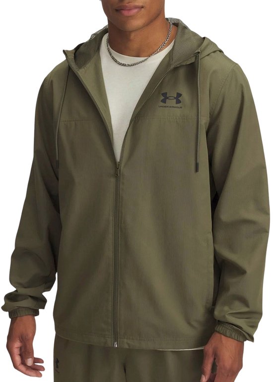 Groene, geweven windjack met capuchon en zwart Under Armour logo op de borst.