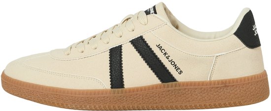 Crèmekleurige Jack & Jones sneaker met zwarte strepen en bruine zool.
