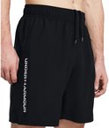 Zwarte korte broek met elastische tailleband, trekkoord en de tekst "UNDER ARMOUR" op de zijkant.