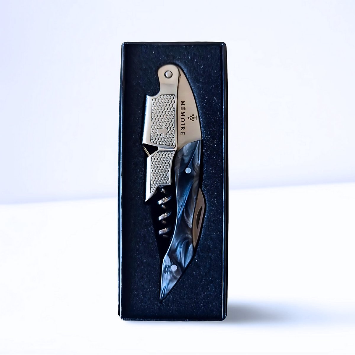 Mémoire® Couteau Sommelier Résine Zwart - Kurkentrekker van Edelhars - 3 in 1 Sommelier mes met Flessenopener en Foliesnijder - Stijlvolle en Duurzame Wijnopener - Perfect voor Horeca en Thuis - Premium Kelnermes voor Wijnliefhebbers - Luxe Cadeau — cadeau in Kookcadeaus - foto 2