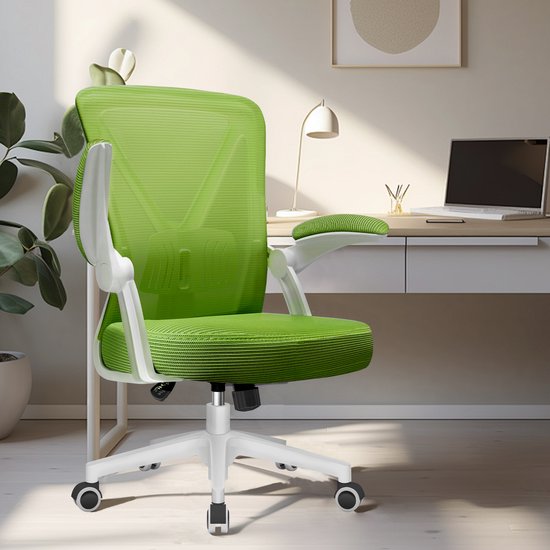 Groene ergonomische bureaustoel met witte armleuningen, zitting en kruis in een modern kantoorinterieur.
