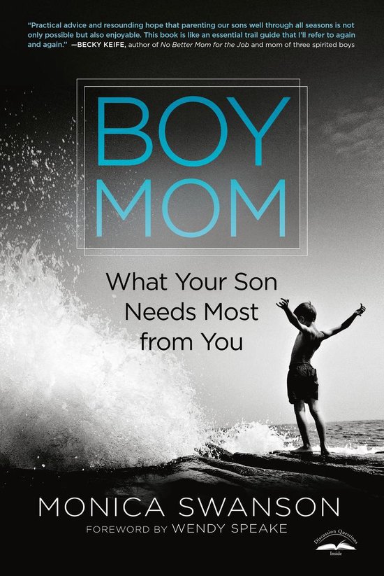 Boekomslag voor "BOY MOM" met een jongen die op de rotsen aan zee staat met zijn armen wijd.