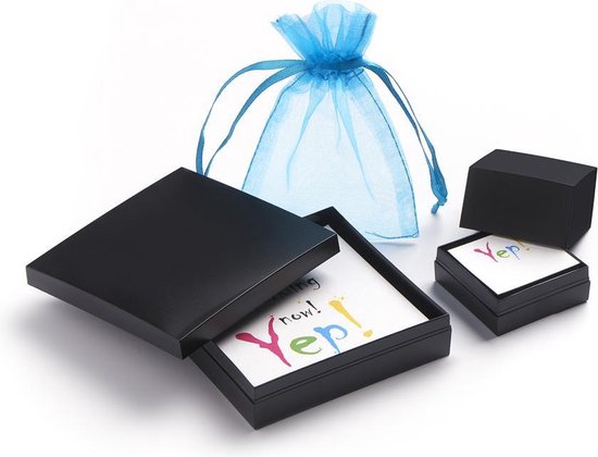 Zwarte geschenkdoos met een blauw organzazakje en een kaart met 'Yep!'.