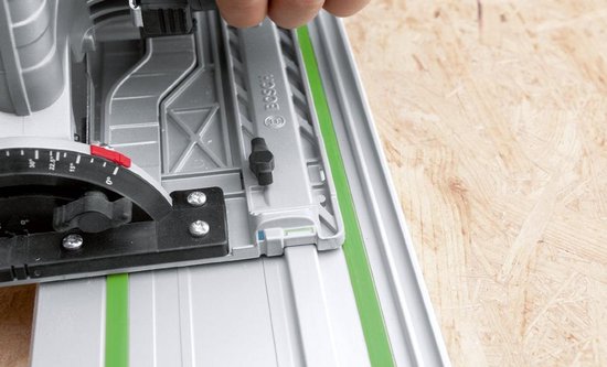 Detail van een Bosch invalzaagmachine op een geleiderail met groene stroken.