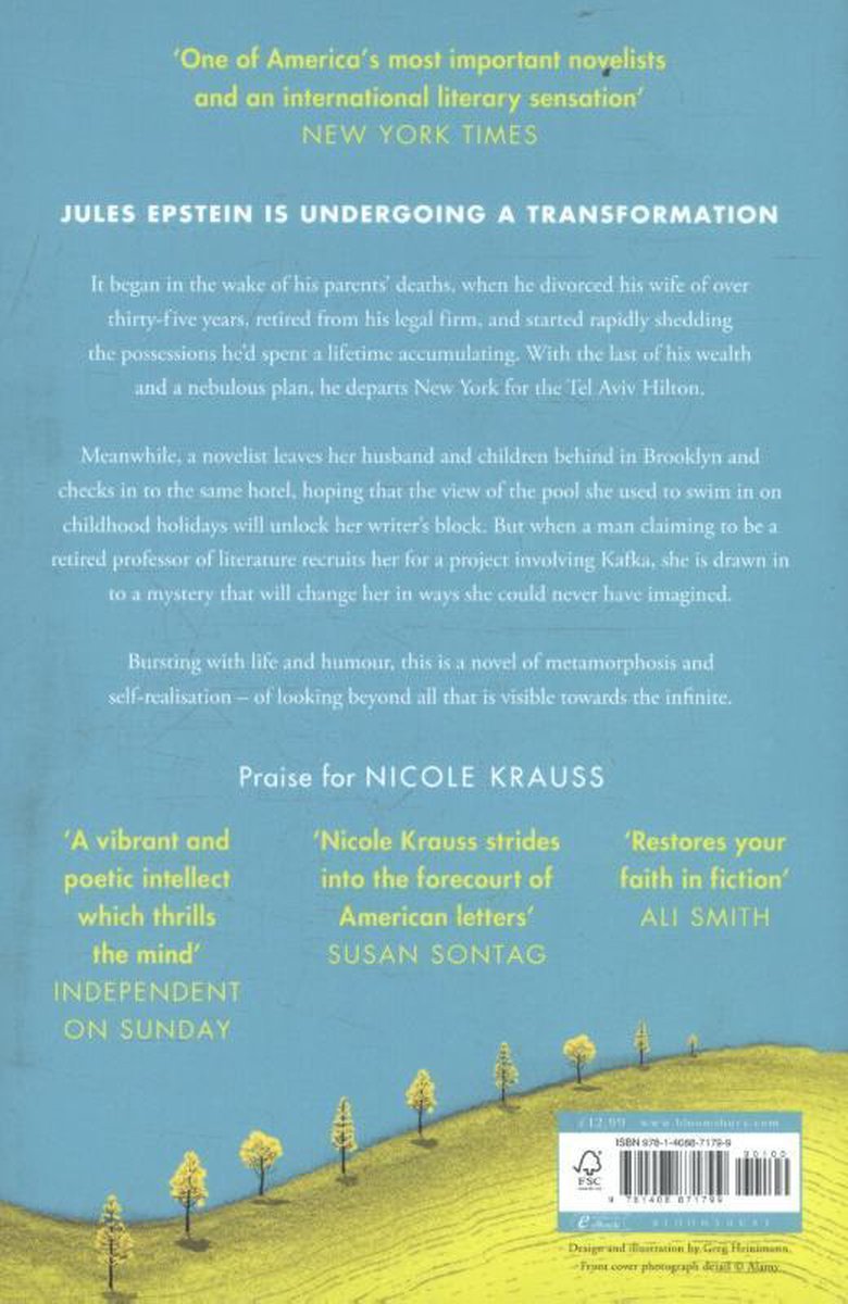 Achterkant van 'Forest Dark' van Nicole Krauss. Een boek met een blauwe lucht en gele bomen.