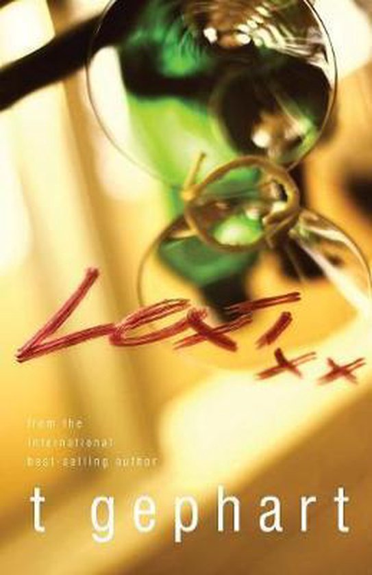 Boekcover met de titel 'Lexi' in rode, schuine letters. De achtergrond is wazig met groene en gele tinten.