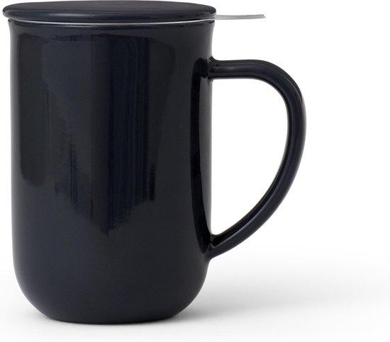 Tasse gris foncé avec couvercle et infuseur à thé.