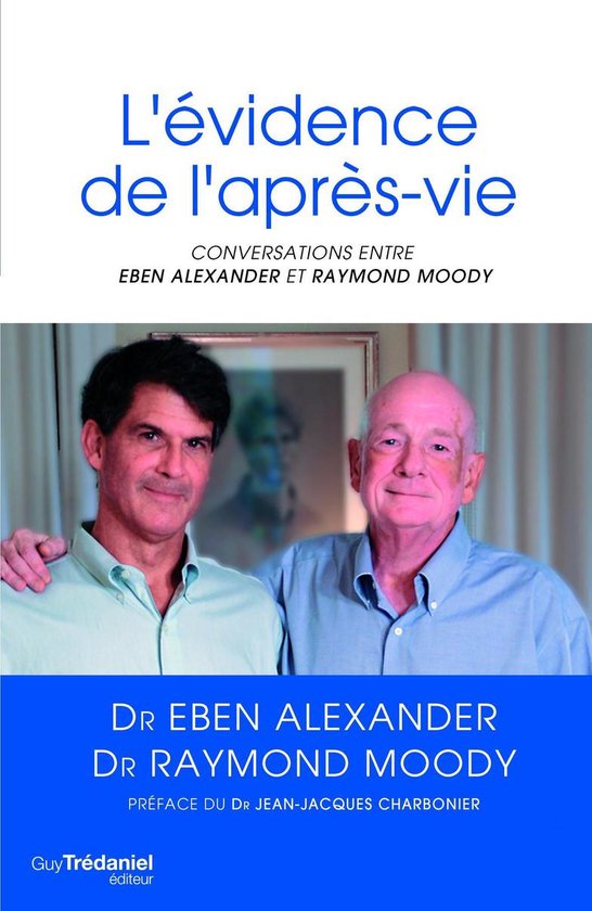Titel van het boek: L'évidence de l'après-vie. Op de cover staan Dr. Eben Alexander en Dr. Raymond Moody, met hun armen over elkaars schouders.