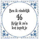 Verjaardag Tegeltje met Spreuk (46 jaar: Ben ik eindelijk 46 krijg ik zo'n kut tegeltje + cadeau verpakking & plakhanger