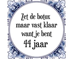 Verjaardag Tegeltje met Spreuk (44 jaar: Zet de botox maar vast klaar, want je bent 44 jaar + cadeau verpakking & plakhanger