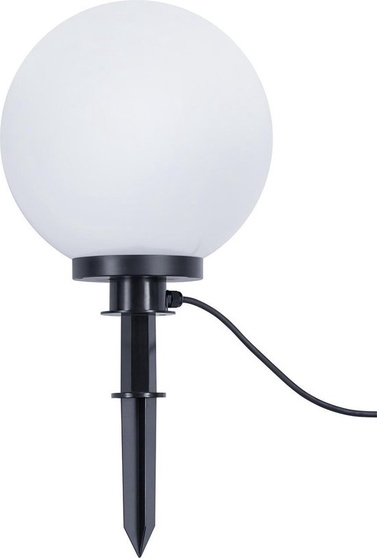 Zwarte grondspot met een witte, bolvormige lampenkap van 30 cm doorsnee. Een zwarte kabel loopt uit de voet.