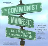 Boekomslag met drie groene straatnaamborden: 'The Communist Manifesto' door Karl Marx en Frederick Engels.
