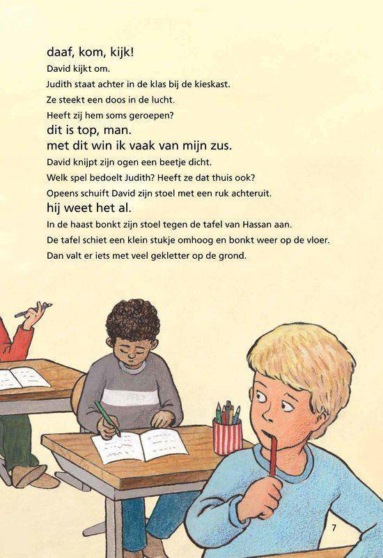 Kinderen in een klaslokaal, een jongen met blond haar kijkt peinzend.