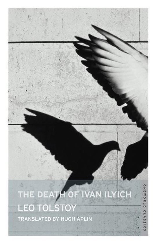 De dood van Ivan Iljits van Leo Tolstoj, vertaald door Hugh Aplin, met een grijze achtergrond met schaduwen van vliegende duiven.