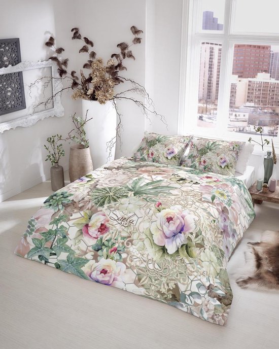 Dekbedovertrek met roze, paarse en groene bloemen en succulente print, met kantdetails.