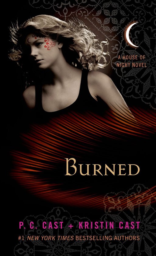 Boekomslag van 'Burned' met een vrouw met een rode tatoeage op haar gezicht en een oranje sjaal.