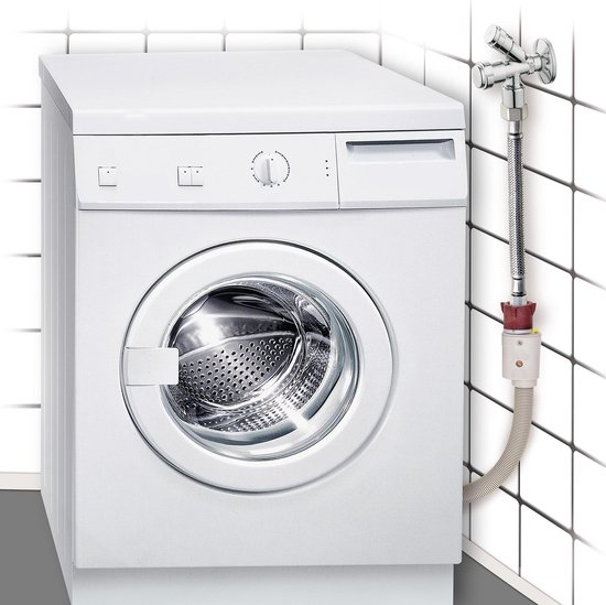 Wasmachine met een kraan en een flexibele slang aangesloten op een waterkraan.