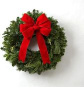 Mooie vers groene traditionele winter krans met satijn rode strik [Winter - Kerst - Deurkrans - Hygge - Naturel - Chic - Luxury - Scandinavisch - Slow living]