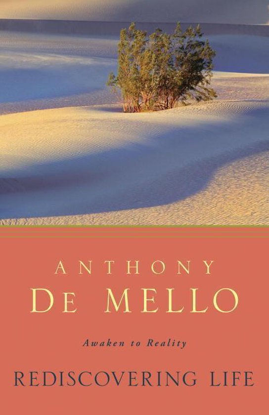 Boekomslag met de titel 'REDISCOVERING LIFE' van Anthony De Mello, tegen een achtergrond van woestijnzandduinen en een struik.