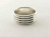 Hoogglans zilveren ring met ribbels - maat 18