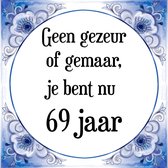 Verjaardag Tegeltje met Spreuk (69 jaar: Geen gezeur of ge maar, je bent nu gewoon 69 jaar + cadeau verpakking & plakhanger