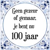 Verjaardag Tegeltje met Spreuk (100 jaar: Geen gezeur of ge maar, je bent nu gewoon 100 jaar + cadeau verpakking & plakhanger