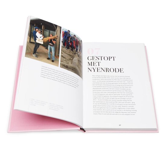 Open boek met foto's van mensen op een rotsachtige kust, tekst en nummer 07.