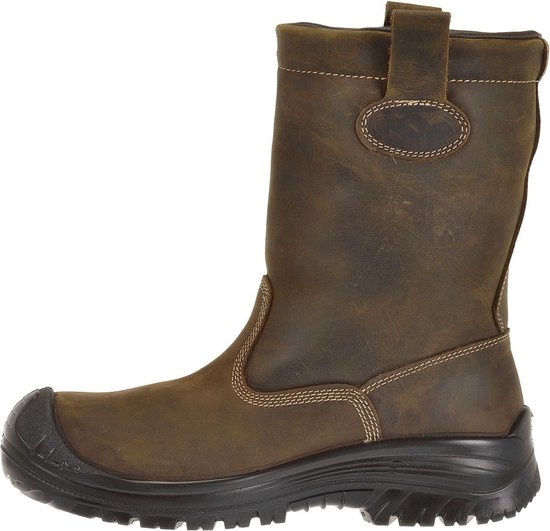 Bruine leren werklaars met zwarte zool, stiksels en logo op de zijkant.