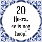 Verjaardag Tegeltje met Spreuk (20 jaar: Hoera! Er is nog hoop! 20! + cadeau verpakking & plakhanger