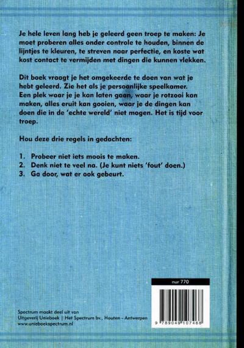 De achterkant van een boek met blauwe textuur, tekst en een barcode.